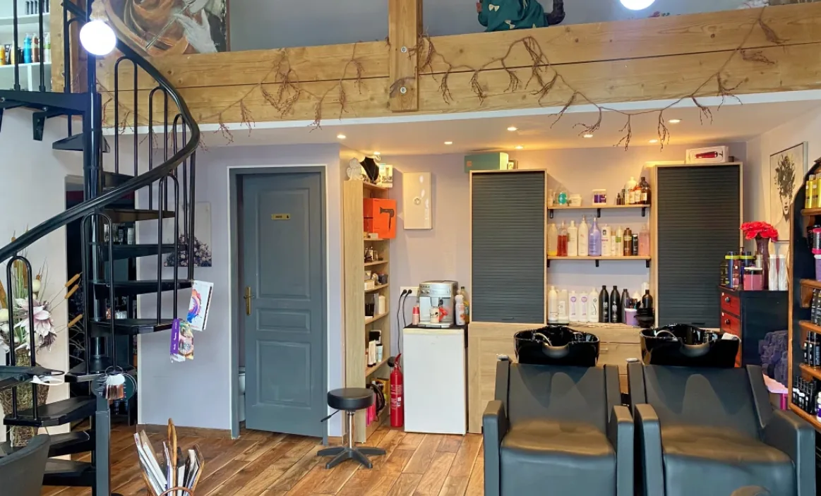 Escalier en colimaçon et bacs à shampoing — intérieur du Salon d'Or, coiffeur à Calais