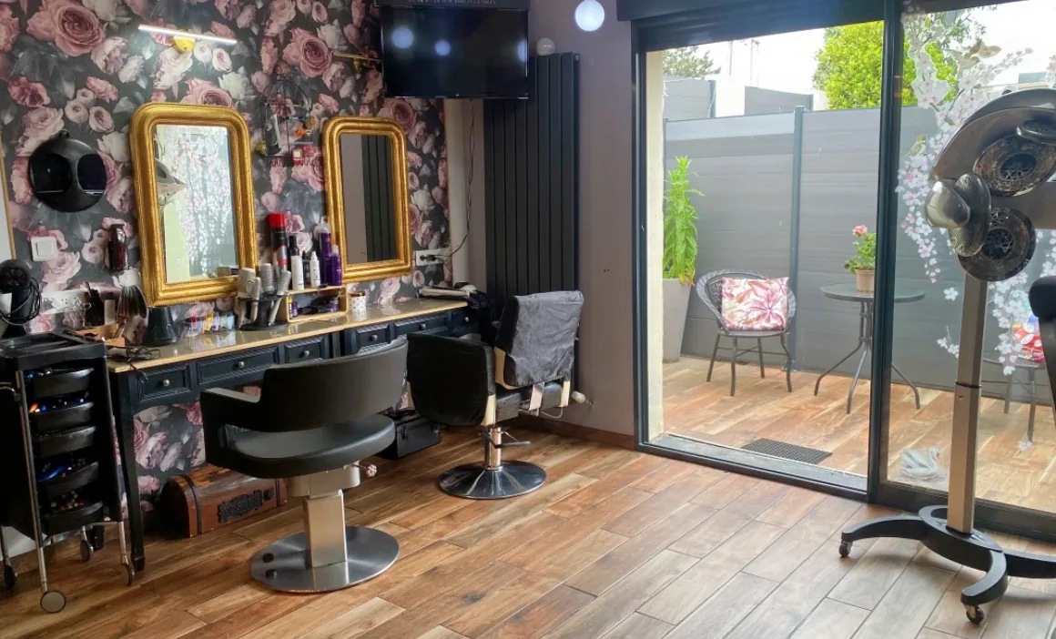 Espace coiffure lumineux près de la verrière — salon de coiffure à Calais