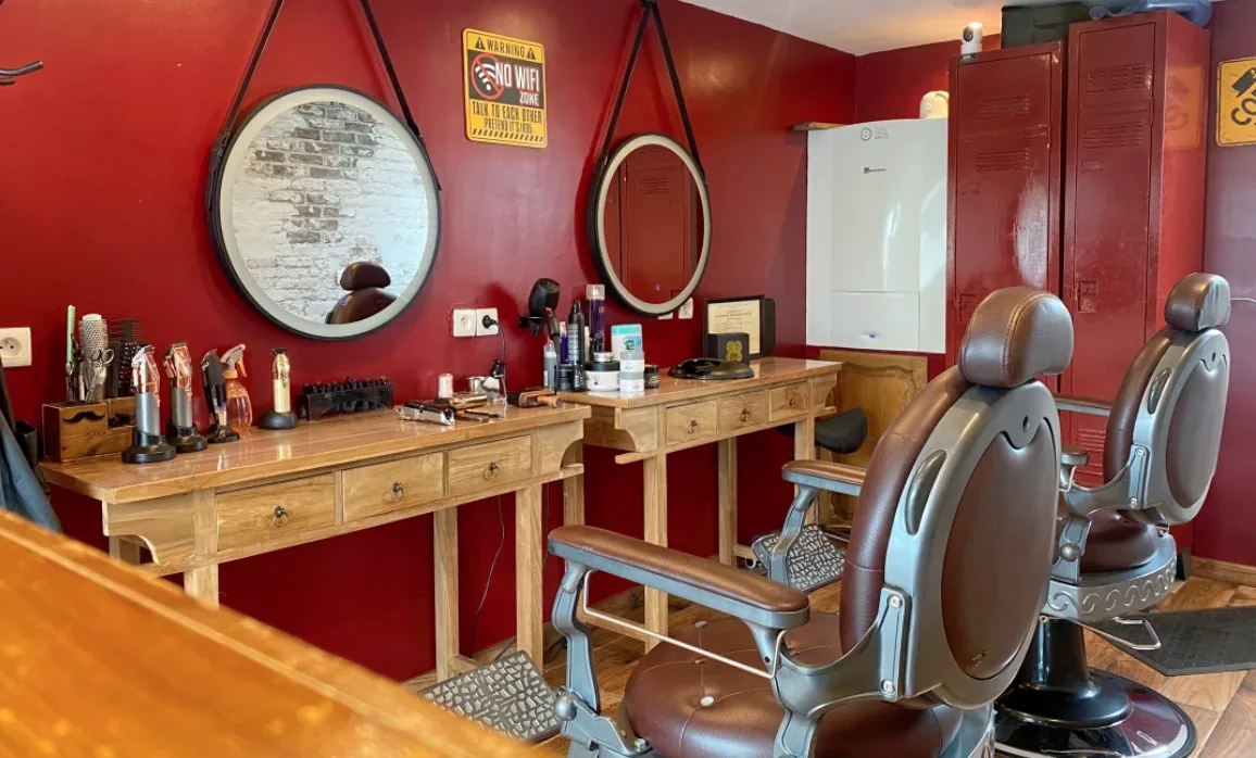 Fauteuils de barbier vintage en cuir — espace homme du Salon d'Or à Calais